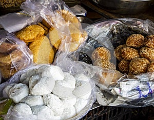 Vietnamese snacks of deep fried or steamed glutinous rice balls with sesame seeds