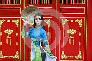 Vietnamese women wear Ao dai and non la photo