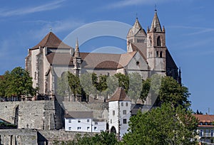 View across river Rhine to the MÃ¼nsterberg hill with St. StephansmÃ¼nster cathedral, Breisach am Rhein, Kaiserstuhl