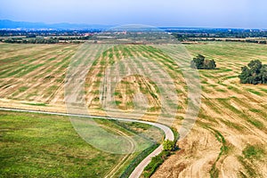 Pohľad na poľnohospodárske polia a cestu v lete, Slovensko. Letecký pohľad