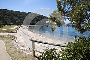 A lo largo de Playa nadadores título k Agua 