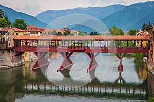 De alpino puente un rio en,,, Europa 