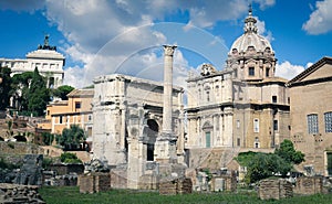 View of the Arch of Septimius Severus and the column of Phocas