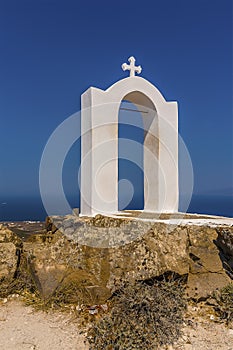 A view of an archway on the highest part of the Caldera rim path near the town of Oia in Santorini