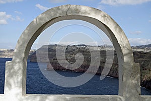 View through archway to aegean sea of santorini island