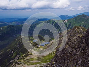 Pohled z vrcholu Baníkov na Západní Tatry nebo panorama Roháčů. Ostře zelené hory - ostry rohac, placlive a