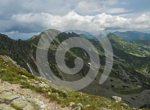 Pohled z vrcholu Baníkov na Západní Tatry nebo panorama Roháčů. Ostře zelené hory - ostry rohac, placlive a