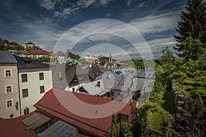 Pohled na město Banská Štiavnica v zamračený den po dešti