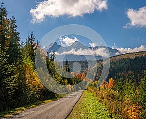 Pohľad na krásnu jesennú krajinu s farebnými stromami a skalnatými štítmi v pozadí. Vysoké Tatry Slovensko.