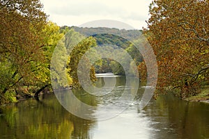 Bellissimo declino foglie lungo un fiume più vicino,,.. 