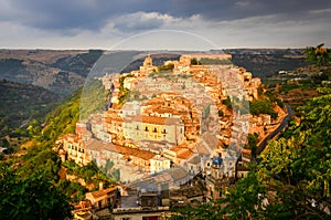 De hermoso municipio sobre el atardecer Sicilia 