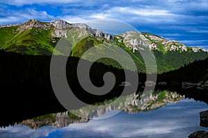 Pohled na Belianské Tatry z doliny Zeleného Plesa ve Vysokých Tatrách. Tatranský národní park, Slovensko