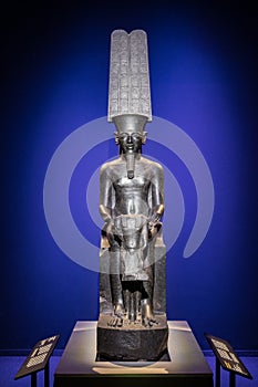 Amun god sculture protecton Tutankhamun children