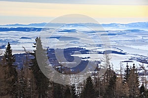 Pohľad na modrú planinu z lyžiarskeho a turistického strediska Hrebienok.