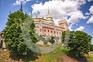 Pohľad na Bojnický stredoveký hrad, dedičstvo UNESCO na Slovensku Slovensko cestovanie krajinou. koncepcie. Romantický zámok