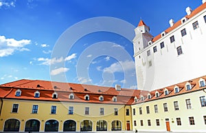 Pohled na Bratislavský hrad na modré obloze slunečný den, Slovensko
