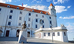 Pohľad na Bratislavský hrad na modrej oblohe slnečný deň, Slovensko