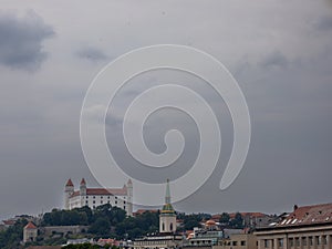 Pohľad na Bratislavský hrad. Hrad v hlavnom meste Slovenska v Bratislave. Fotografia vyjadruje všetku nádheru