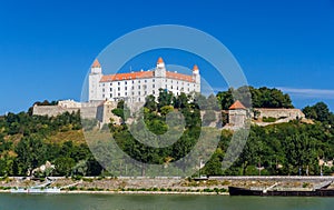 Pohľad na Bratislavský hrad od Dunaja
