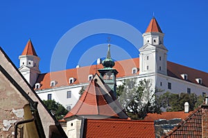Pohľad na Bratislavský hrad z Farskej ulice v Bratislave