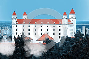 Pohľad na Bratislavský hrad a hmlu, Bratislava, Slovensko