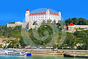 Pohľad na Bratislavský hrad na kopci a rieku Dunaj v lete, Bratislava, Slovensko