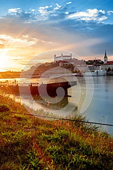 Pohled na bratislavský hrad pozdě odpoledne s krásným západem slunce na řece Dunaj, Slovensko