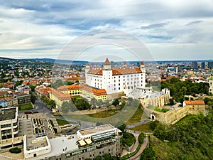 Pohľad na Bratislavský hrad a staré mesto. Letecký pohľad na panorámu Bratislavy