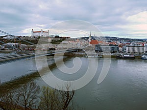 Pohľad na Bratislavský hrad a staré mesto cez rieku Dunaj na Slovensku