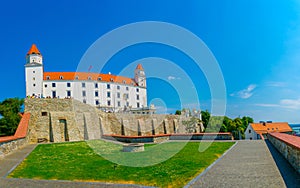 Pohled na bratislavský hrad na kopci u Dunaje na slovensku...OBRÁZEK