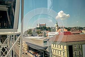 Pohľad na bratislavský hrad, hlavné mesto Slovenska z nového mestského kolotoča