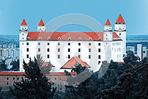 Pohľad na Bratislavský hrad, Bratislava, Slovensko. Trendový filter