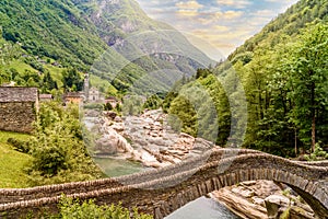 Da Ponte sul un fiume sul annulla un turchese flusso d'acqua un rocce 