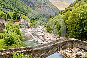 Da Ponte sul un fiume sul annulla un turchese flusso d'acqua un rocce 