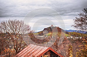 Pohled na Kalvárii v historickém městě Banská Štiavnica. Podzimní sezóna.