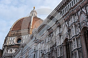 Decorazioni sulla facciata del Duomo di Firenze con vista della cupola photo