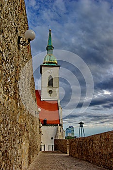 Pohľad na Katedrálu sv. Martina, mestské hradby a moderné centrum Bratislavy