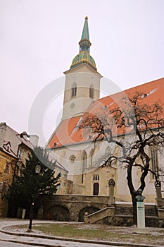 Pohled na katedrálu sv. Martina v Bratislavě, Slovensko v zimě