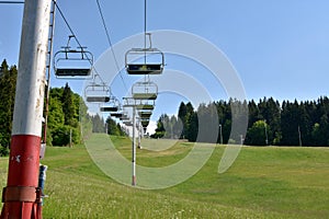 Pohľad na sedačky lyžiarskeho vleku v opustenom lyžiarskom stredisku Jasenská dolina v regióne Turiec na Slovensku.