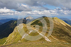 Pohled z Chlebu, Malá Fatra, Slovensko. Hory na podzim a na podzim. Skalnatý Velký Rozsutec v pozadí