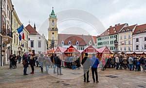 Pohľad na vianočné trhy na Hlavnom námestí v Bratislave. Stará radnica a bratislavské vianočné trhy, rozmazaní ľudia