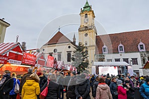 Pohľad na vianočné trhy na Hlavnom námestí v Bratislave. Stará radnica a bratislavské vianočné trhy, rozmazaní ľudia