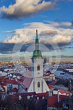 Pohled na kostel svatého Martina a město Bratislava večer, Slovensko