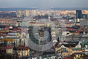 Výhľad na mesto s dopravou a okolím