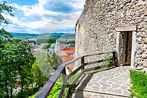 Pohľad na mesto Trenčín, Slovensko. Krásne mestské námestie s panoramatickým výhľadom na starobylý hrad na kopci. Letný deň s modrou oblohou