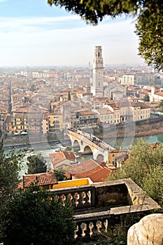 Da la città da sul soleggiato mattina 