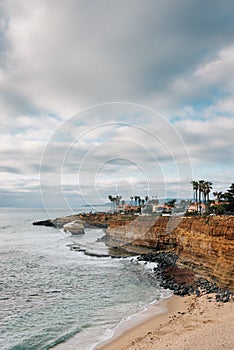 View of cliffs and the Pacific Ocean at Sunset Cliffs Natural Park, in Point Loma, San Diego, California