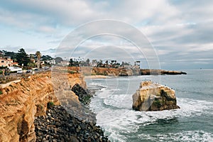 View of cliffs and the Pacific Ocean at Sunset Cliffs Natural Park, in Point Loma, San Diego, California