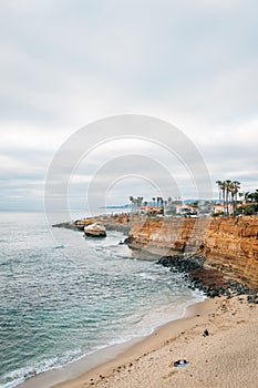 View of cliffs and the Pacific Ocean at Sunset Cliffs Natural Park, in Point Loma, San Diego, California