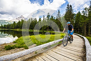 Da ciclista sul cavallo montagna girare sul marciapiede dolomiti 